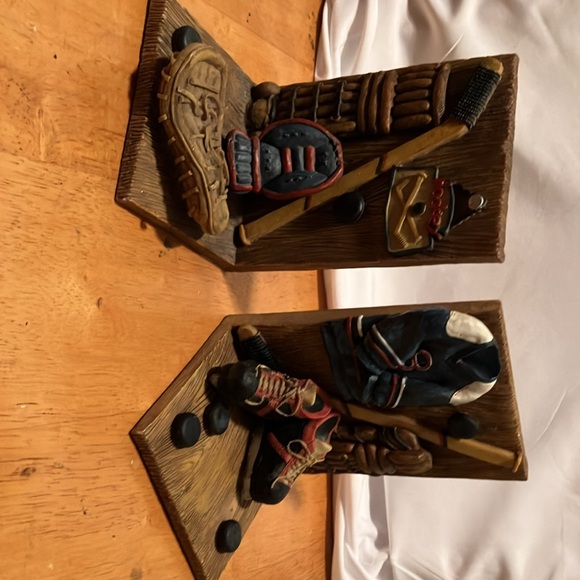 Like new. Resin - ceramic set of 2 bookends Hockey design with many details - Picture 11 of 11